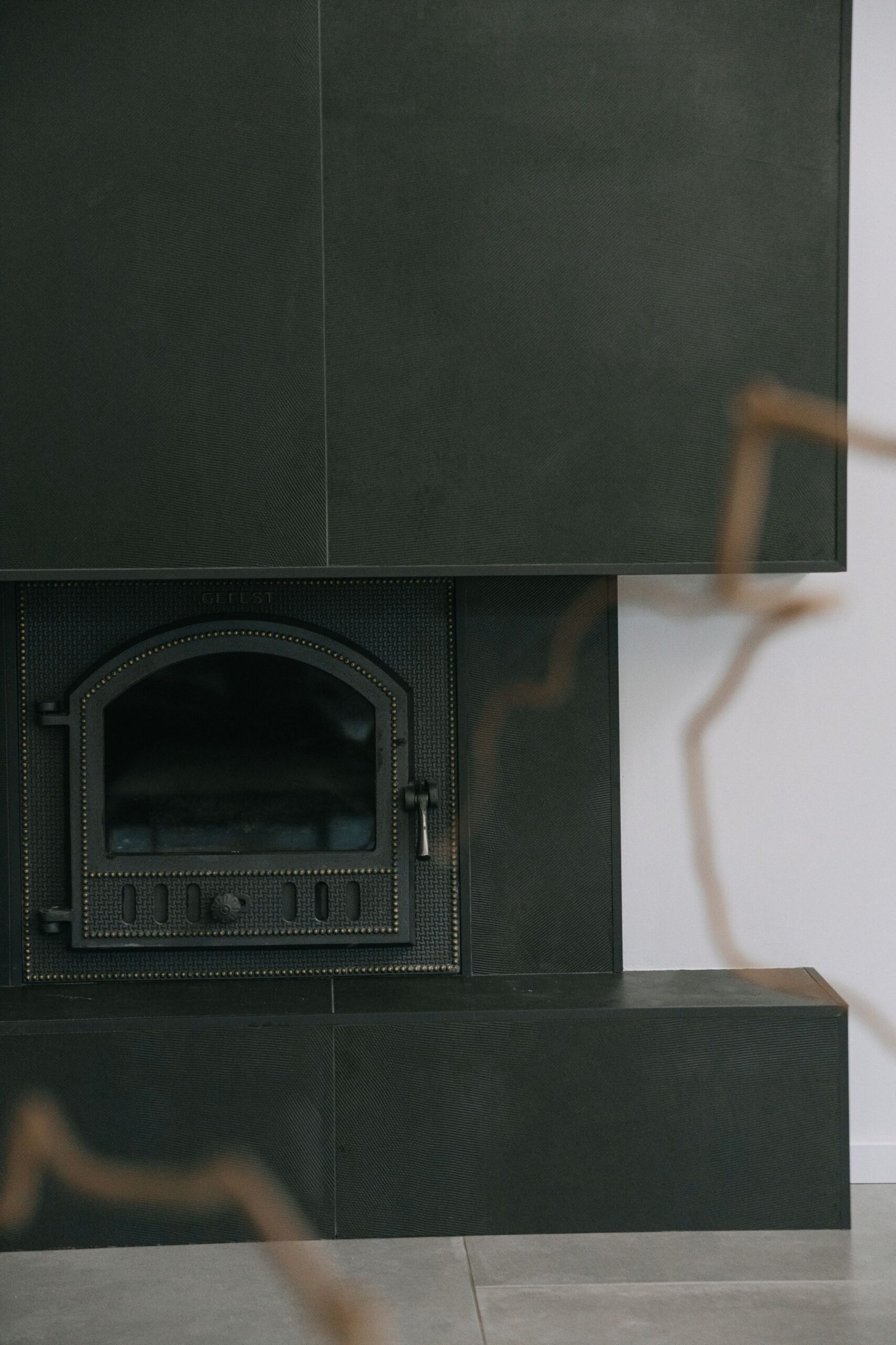 Poêle noir intégré dans un intérieur contemporain